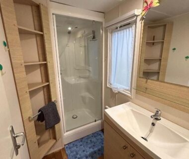 Salle de bain avec cabine de douche et lavabo du mobil home chaleureux finistère sud 2CH 4PERS