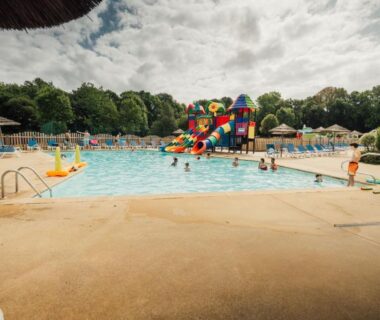 Piscine extérieure avec toboggans colorés au Mobil home chaleureux finistère sud 2CH 4PERS