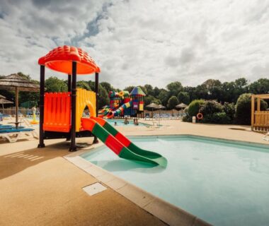 Piscine extérieure avec toboggan et transats au Mobil home chaleureux finistère sud 2CH 4PERS