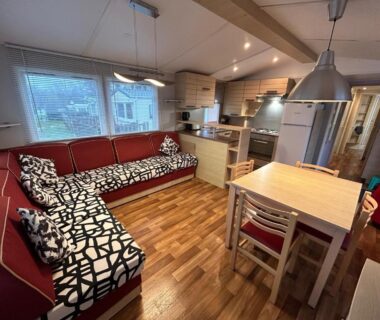 Salon et coin repas dans le Mobil home chaleureux finistère sud 2CH 4PERS