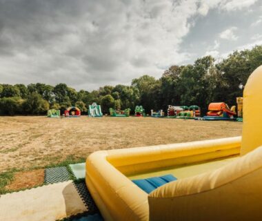 Sur la pelouse aire de jeux gonflable au Mobil home chaleureux finistère sud 2CH 4PERS