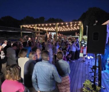 Terrasse de camping animée en soirée avec concert du Mobil home chaleureux finistère sud 2CH 4PERS