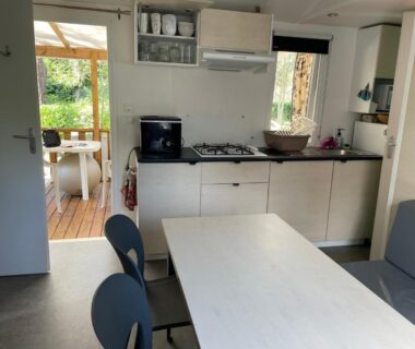 Intérieur coin repas et kitchenette du Mobil home charmant