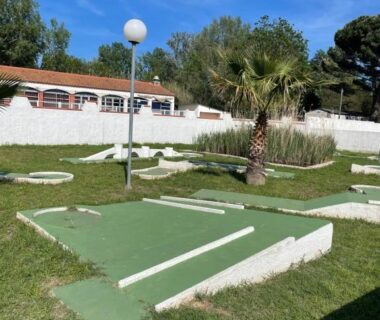 Parcours de mini golf avec palmiers dans le camping Mobil home charmant
