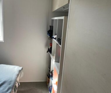 Chambre avec lit étagère et fenêtre dans le Mobil home charmant
