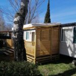 Terrasse en bois devant le mobil home chez Alain120