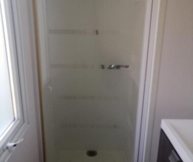 Salle d'eau avec cabine de douche dans le mobil home chez Alain120