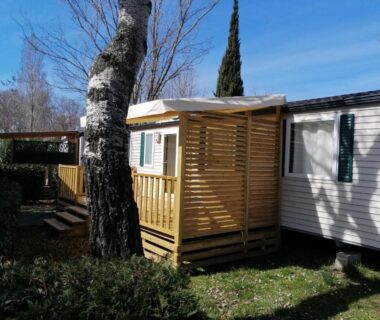 Terrasse en bois devant le mobil home chez Alain120