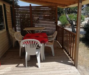 Terrasse ombragée avec table et chaises du mobil home chez Alain120