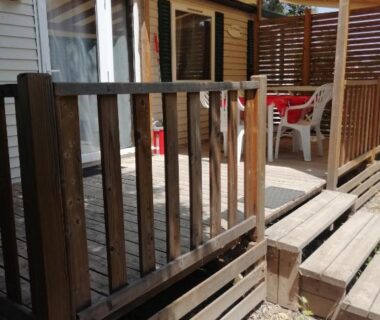 Terrasse en bois avec table et chaises du mobil home chez Alain120