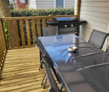 Terrasse en bois avec table chaises et barbecue du Mobil-home chez MG