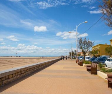 Promenade en bord de mer avec bancs et plage au Mobil-home chez MG