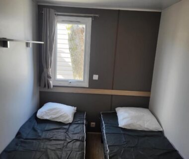 Chambre avec deux lits simples dans le Mobil-home chez MG