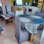 Coin repas et kitchenette dans le Mobil home chez l habitants