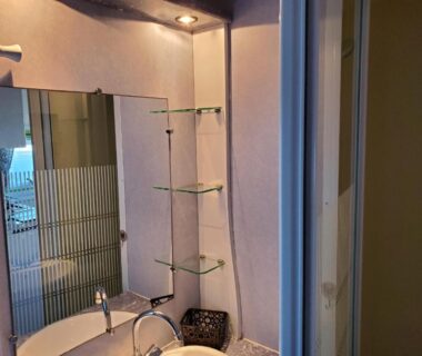 Salle de bain avec lavabo miroir et étagères du Mobil home chez l habitants