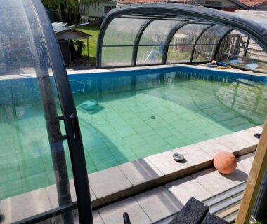 Piscine extérieure couverte au Mobil home chez l habitants