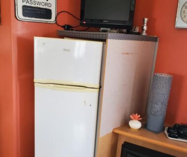 Coin kitchenette avec réfrigérateur et télévision dans le Mobil home chez l habitants
