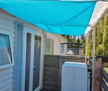 Terrasse ombragée avec voile d'ombrage et coffre du Mobil home chez l habitants