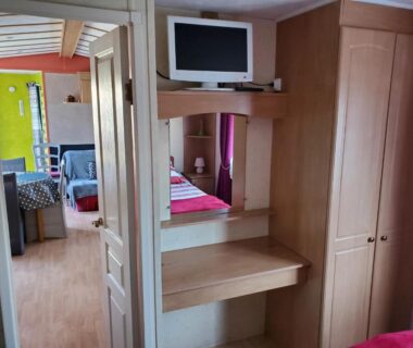 Intérieur avec coin bureau télé et dressing du Mobil home chez l habitants
