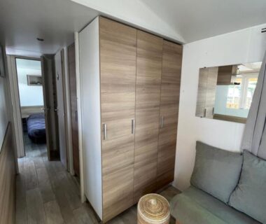 Intérieur avec placard banquette et couloir dans le mobil home climatisé