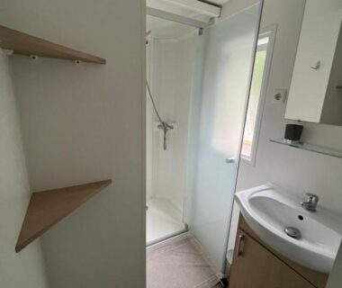 Salle de bains avec douche vitrée et lavabo dans le mobil home climatisé