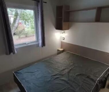 Chambre avec lit et fenêtre dans le mobil-home climatisé 6 personnes