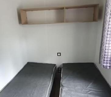 Chambre avec deux lits simples dans le mobil-home climatisé 6 personnes
