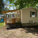 Mobil-home extérieur avec terrasse ombragée du mobil home climatisé 6 personnes du camping Tohapi à Boofzheim