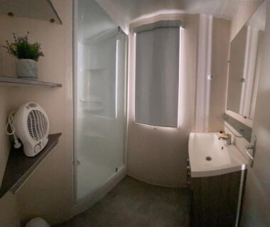 Salle de bain avec cabine douche et lavabo dans le mobil home climatisé 6 personnes du camping Tohapi à Boofzheim