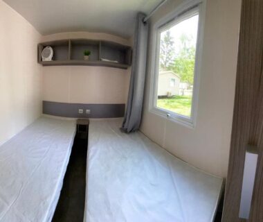 Chambre avec deux lits simples et fenêtre dans le mobil home climatisé 6 personnes Tohapi à Boofzheim