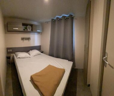 Chambre avec lit et climatisation dans le mobil home climatisé 6 personnes Tohapi à Boofzheim
