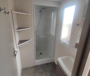 Salle de bain avec cabine de douche dans le mobil-home climatisé Plage à 3 min Proche Barcarès Piscine chauffée