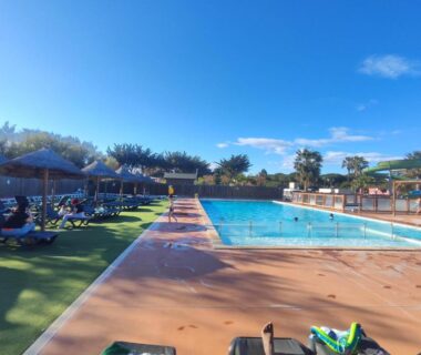 Bord de piscine extérieur avec transats au Mobil-home climatisé Plage à 3 min Proche Barcarès Piscine chauffée