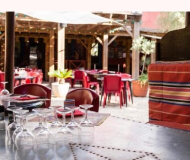 Terrasse couverte avec tables rouges et chaises du Mobil-home climatisé Plage à 3 min Proche Barcarès Piscine chauffée