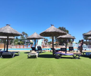 Bord de piscine avec parasols et transats du Mobil-home climatisé Plage à 3 min Proche Barcarès Piscine chauffée
