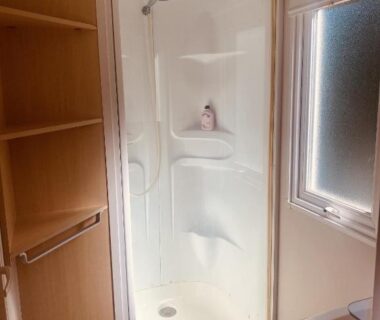 Salle de douche avec cabine dans le Mobil-home climatisé à 5 min de la mer, charmant