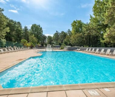 Piscine extérieure avec transats au Mobil-home climatisé à 5 min de la mer charmant