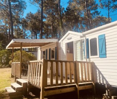 Terrasse en bois sous pinède du Mobil-home climatisé à 5 min de la mer, charmant