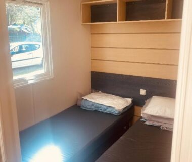 Chambre avec deux lits simples dans le mobil-home climatisé à 5 min de la mer charmant