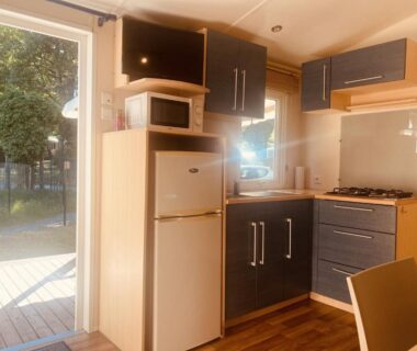 Cuisine équipée avec réfrigérateur et micro-ondes dans le mobil-home climatisé à cinq minutes de la mer charmant