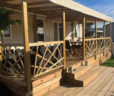 Terrasse couverte en bois du Mobil home climatisé au calme et proche des activités LEGE CAP FERRET