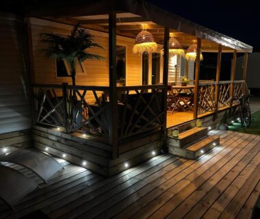 Terrasse en bois éclairée la nuit du mobil home climatisé au calme et proche des activités LEGE CAP FERRET