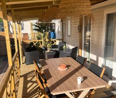 Terrasse en bois avec table et chaises du Mobil home climatisé au calme et proche des activités LEGE CAP FERRET