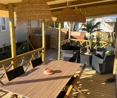 Terrasse couverte avec table et fauteuils du Mobil home climatisé au calme et proche des activités LEGE CAP FERRET