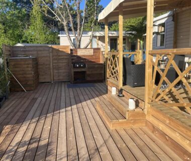 Terrasse en bois avec salon extérieur du Mobil home climatisé au calme et proche des activités LEGE CAP FERRET