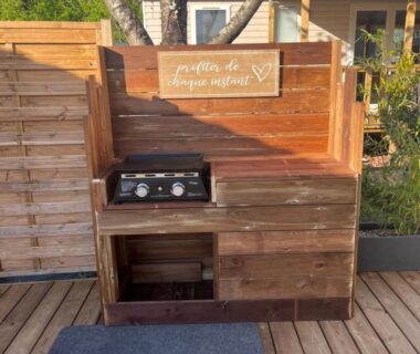 Terrasse en bois avec plancha encastrée du Mobil home climatisé au calme et proche des activités LEGE CAP FERRET