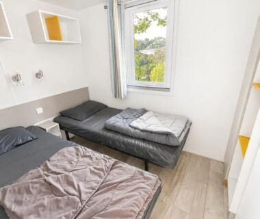 Chambre avec deux lits simples et fenêtre du Mobil-home climatisé avec piscine chauffée à 10 min de Nice