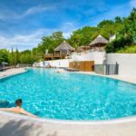 Piscine extérieure chauffée au camping du Mobil-home climatisé avec piscine chauffée à 10 min de Nice