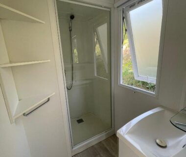 Salle de bain avec douche et lavabo dans le mobil-home climatisé avec piscine chauffée à 10 min de Nice
