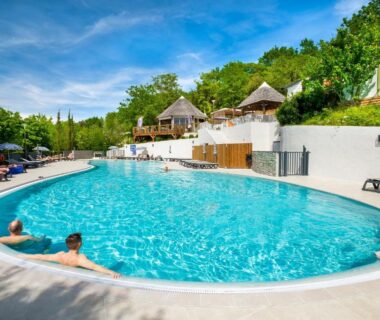 Piscine extérieure chauffée au camping du Mobil-home climatisé avec piscine chauffée à 10 min de Nice